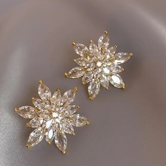 Jewelry - Sparkling Crystal Snowflake Earrings